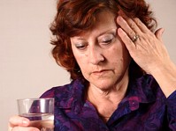 Kobieta zmaga się z migreną